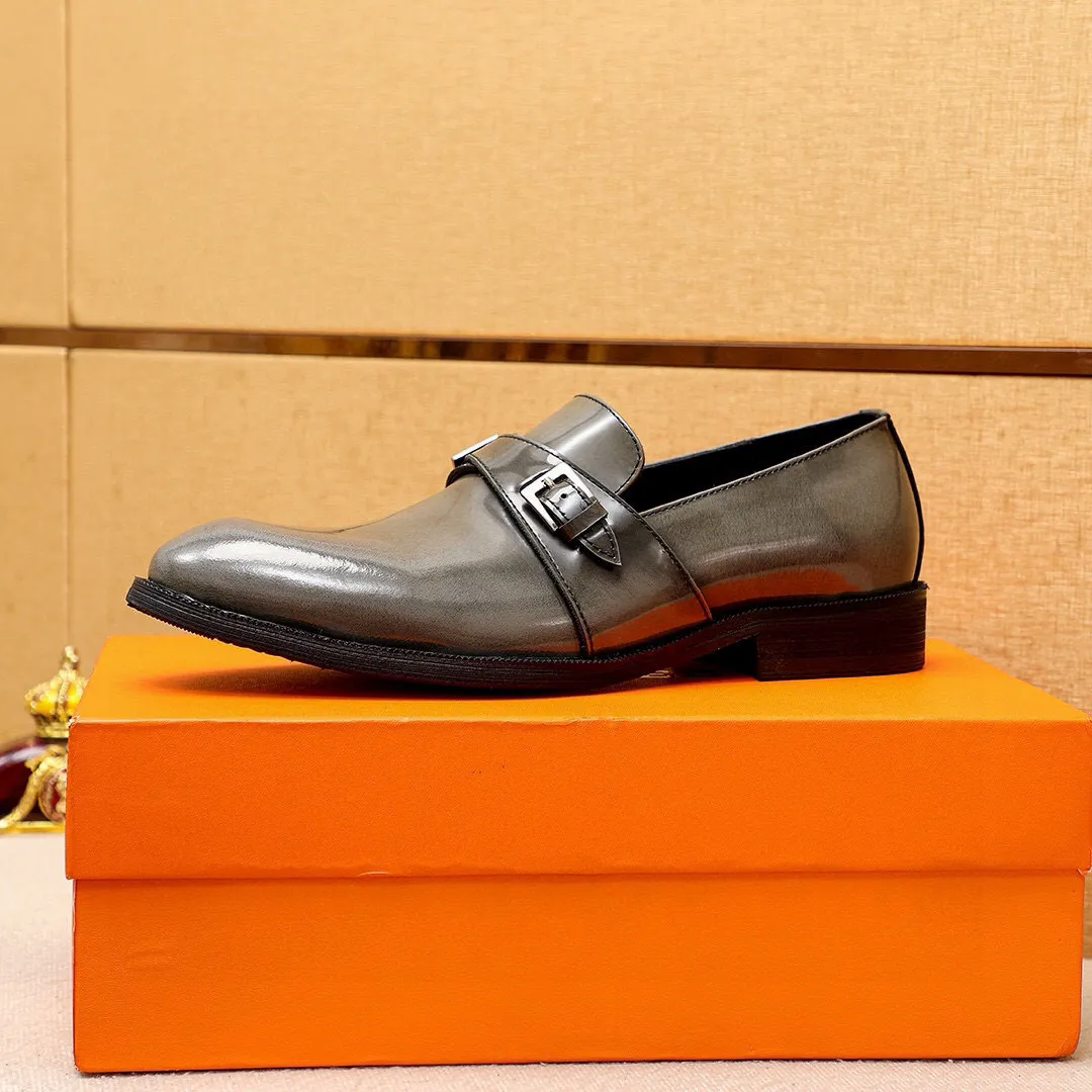 Men's shoes 💰480💐 Product trademark: HERMES "Hermès" business leather shoes Regular size: 38-44 (45🉑️customized) Product materials: Selected imported first-layer open-edge beaded calfskin upper, imported water-dyed 🐂 cowhide lining. Strong three-dimensional visual effect, non-slip and wear-resistant combination outsole Color: 2⃣️colors available